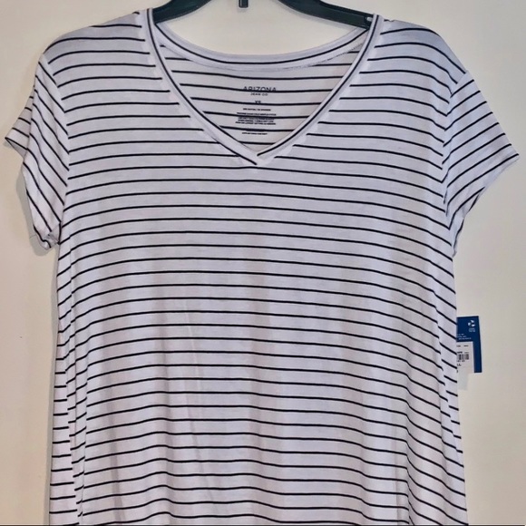 Arizona Jean Co. Oversized V-neck T-shirt NWT - Picture 1 of 7
